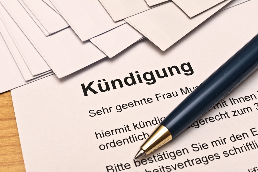 Kugelschreiber auf Kündigungsschreiben auf dem Schreibtisch
