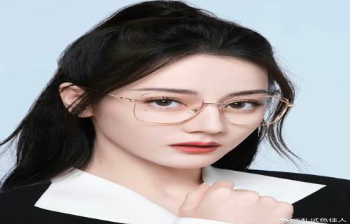 贾乃亮辟谣去世传闻分享宠物狗近照