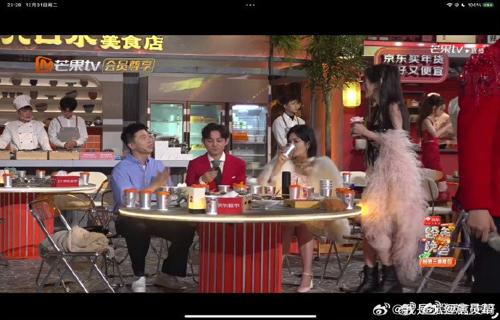 他驾驶着公交车穿梭于大街小巷为成千上万的市民提供出行服务