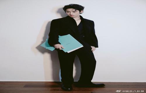 樊振东与黄老板合影留念签名互动乒乓球活动