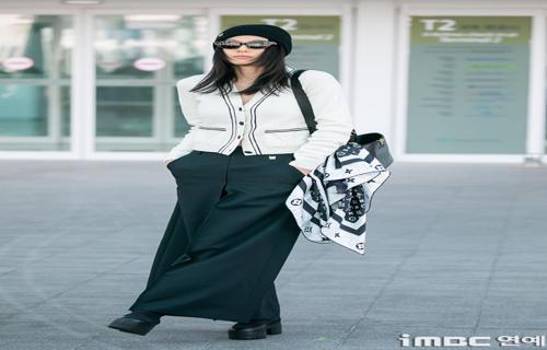 随着时代的发展女性的地位和角色已经发生了翻天覆地的变化过去女性往往被束缚在家庭中扮演着照顾家庭抚养孩