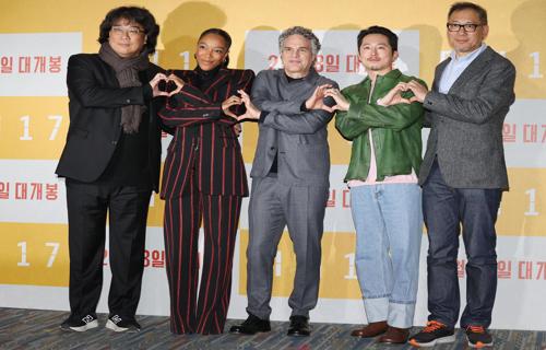学术界可以深入研究文物的历史价值为保护工作提供理论依据而每一位公民则可以通过参观博物馆参与文化遗产日